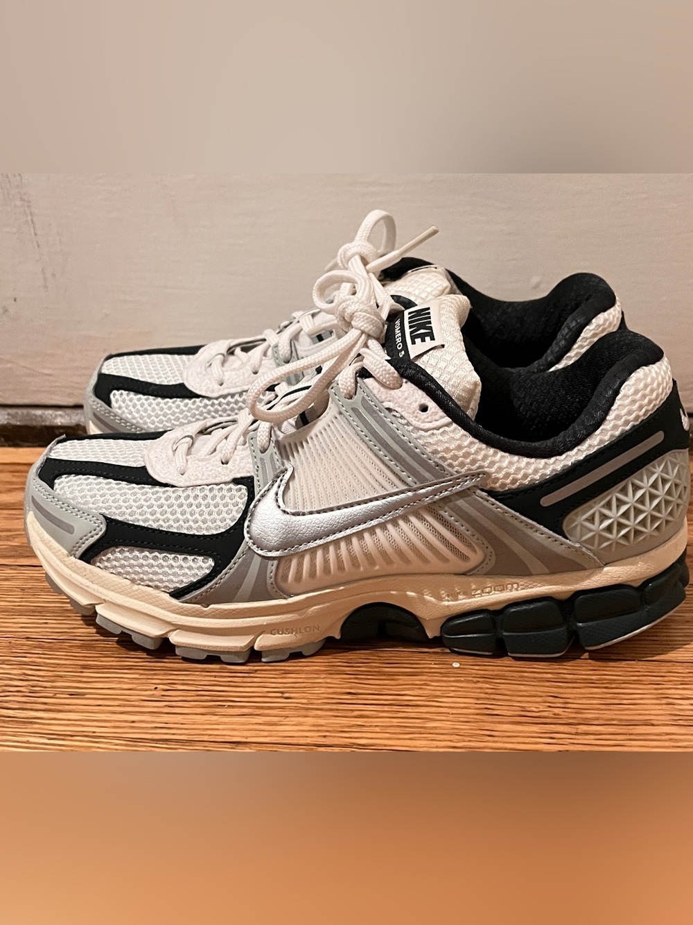 Nike Zoom Vomero 5 Metallic Silver Black Sneakers Women’s 8.5